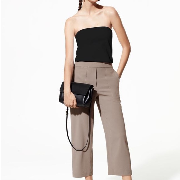 Aritzia Babaton Alice top w. built in bra in black - Picture 3 of 7